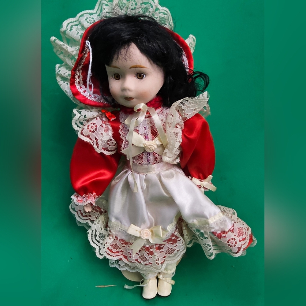 Vtg Porcelain Doll Red & Lace Dress Bonnet 1988 Black Hair‎